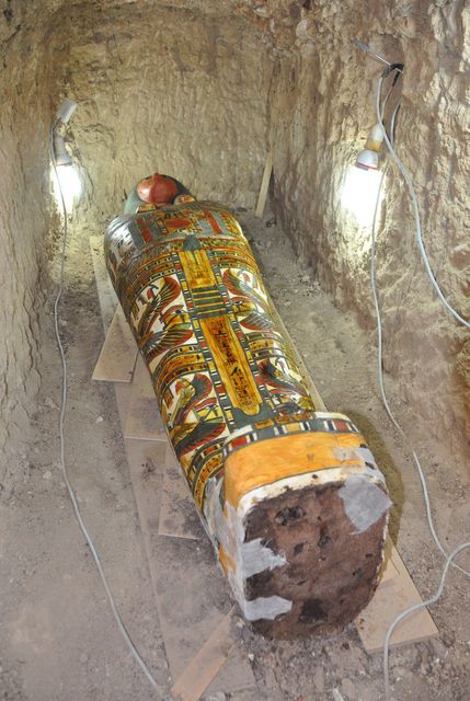 Египетские археологи обнаружили в Луксоре гробницу с прекрасно сохранившимся саркофагом, внутри которого находится мумия. Фото: AFP