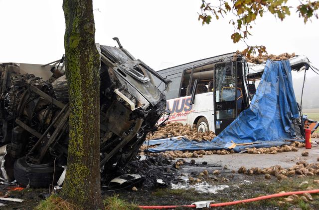 У Франції сталася ДТП за участю шкільного автобуса і вантажівки. В результаті аварії водій автобуса загинув. Водій вантажівки і один школяр знаходяться в критичному стані. Ще одна дитина отримала серйозні поранення, а у 10 дітей незначні травми. Фото: передає AFP