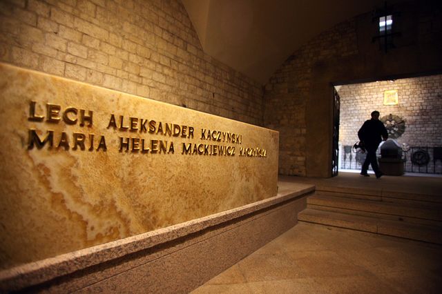 В Польше провели процедуру эксгумации останков экс-президента Леха Качиньского и его супруги Марии, погибших в авиакатастрофе под Смоленском в 2010 году. Фото: AFP