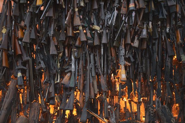 У Найробі – Кенія – спалили 5250 одиниць вилученої нелегальної зброї. Фото: AFP