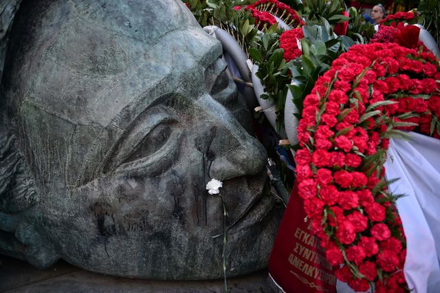 В Греции в 43-ю годовщину протестов молодежи против военной диктатуры почтили память погибших манифестантов. В историю событие вошло как восстание в Афинском Политехническом университете. Фото: AFP