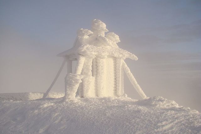 <p>Сніг на Прикарпатті. Фото: versii.if.ua, galka.if.ua, ДСНС</p>