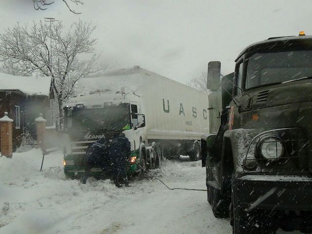 Снег на Прикарпатье. Фото: versii.if.ua, galka.if.ua, ГСЧС
