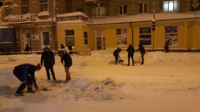 Снег в Тернополе. Фото: соцсети, ГСЧС, пресс-служба Нацполиции