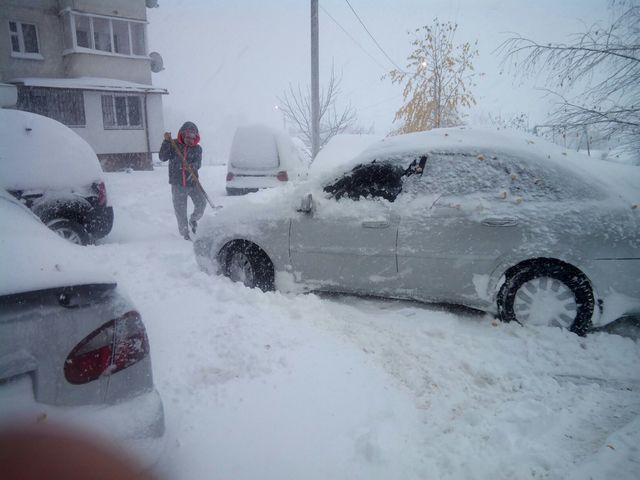 Снег в Тернополе. Фото: соцсети, ГСЧС, пресс-служба Нацполиции