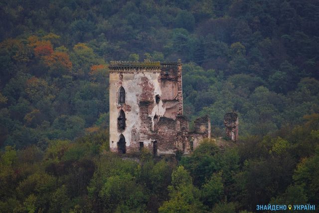 <p>Червоногородський замок перетворюється на руїни. Фото з Facebook</p>