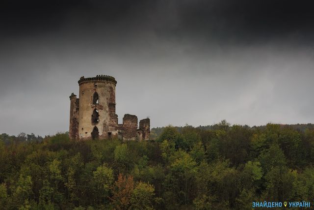 <p>Червоногородський замок перетворюється на руїни. Фото з Facebook</p>