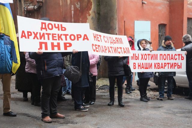 Жители Днепра вышли на митинг против судьи. Фото: 