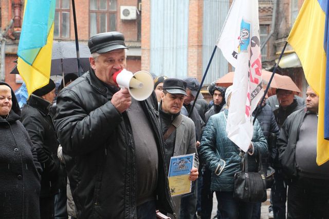 Жители Днепра вышли на митинг против судьи. Фото: 