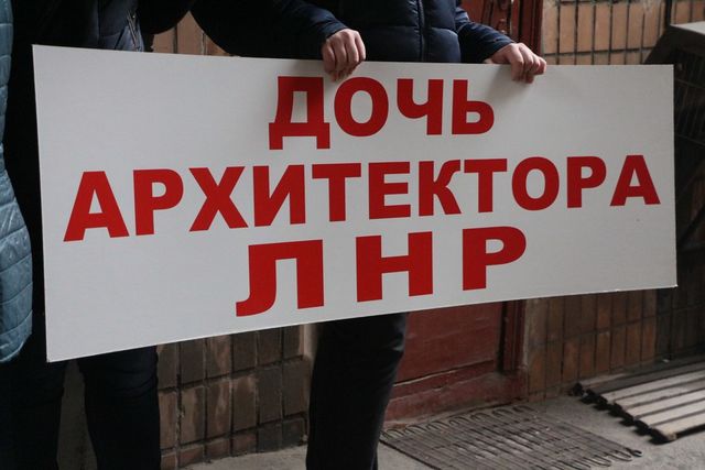 <p>Жителі Дніпра вийшли на мітинг проти судді. Фото: &laquo;Информатор&raquo;</p>