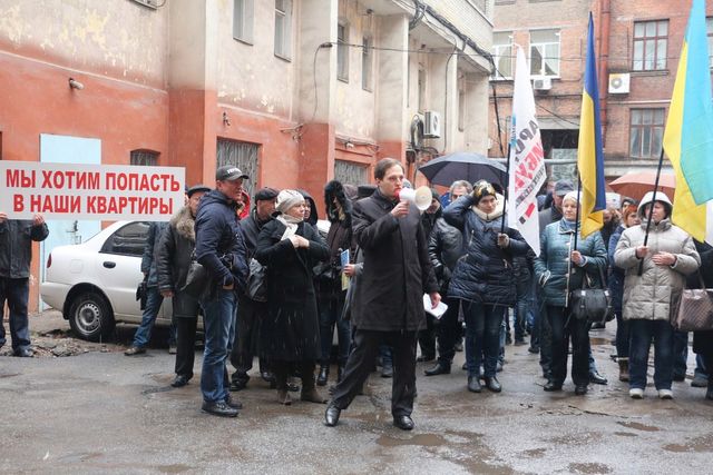 <p>Жителі Дніпра вийшли на мітинг проти судді. Фото: &laquo;Информатор&raquo;</p>