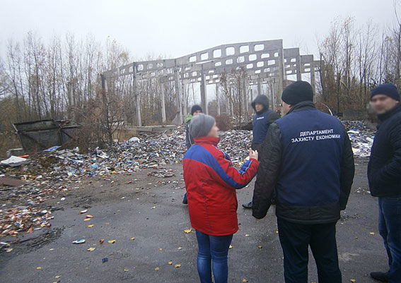 В Черкассах загрязнено земельный участок и уничтожена часть зеленых насаждений. Фото: Нацполиция