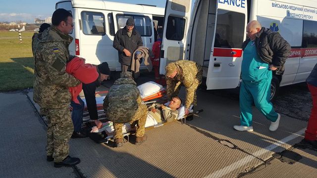 В Одессе встретили борт с раненными военными. Фото: Андрей Танцюра / Facebook