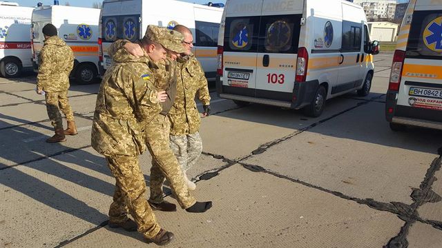 В Одессе встретили борт с раненными военными. Фото: Андрей Танцюра / Facebook
