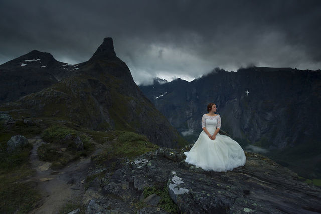 Польский фотограф Кароль Ненартович представил альтернативную свадебную фотосессию, снятую в горах. Фото: Кароль Ненартович