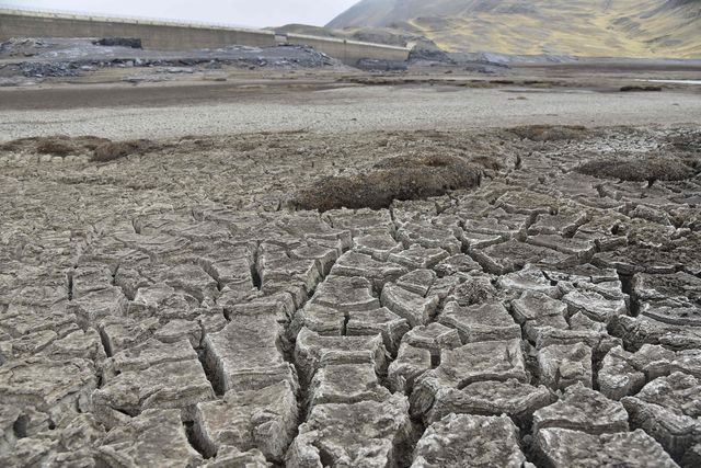Власти Боливии объявили в стране режим чрезвычайной ситуации в связи с сильнейшей засухой за последние 25 лет. В условиях кризиса многие жители столкнулись с острой нехваткой воды. Фото: AFP