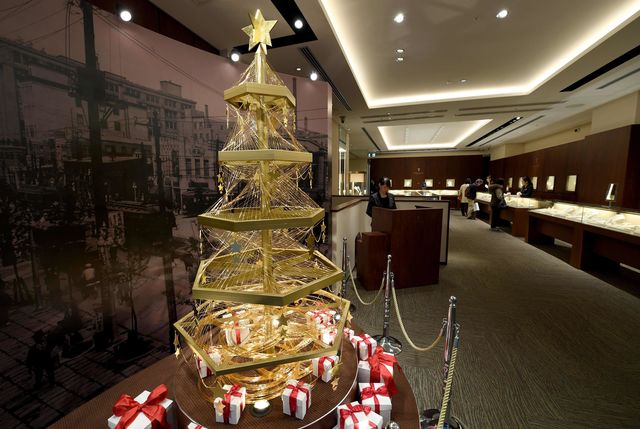 В Японии накануне новогодних праздников создали елку из чистого золота. Красавица довольно стройная – два с половиной метра. Но поражает вес – 12 килограммов, и все из благородного металла. Фото: AFP