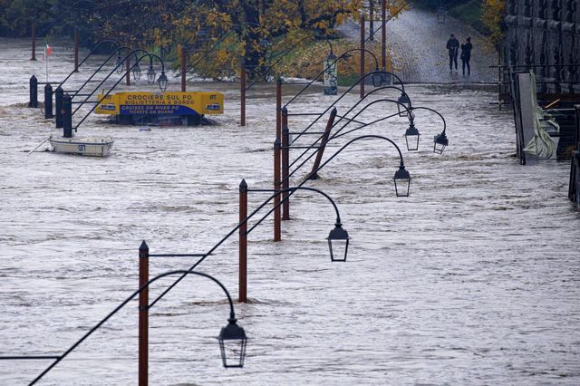 Сильные ливни в Турине привели к повышению уровня воды в реке По. В северной части Италии объявлен "красный" уровень тревоги. Фото: AFP