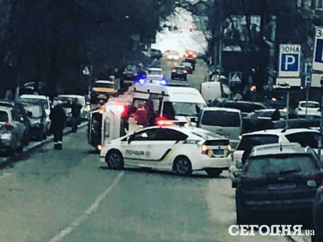 В центре Киева перевернулась машина