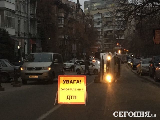 В центре Киева перевернулась машина