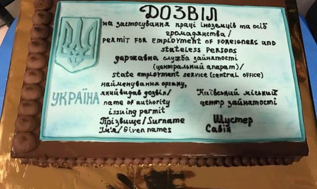 <p><span>Шустеру подарували "дозвіл на роботу в Україні" на день народження. Фото: Павло Єлізаров / Facebook</span></p>