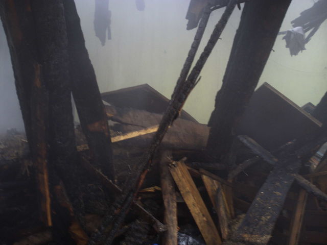 Спасатели в течение двенадцати часов гасили огонь и разбирали конструкции. Фото: ГСЧС