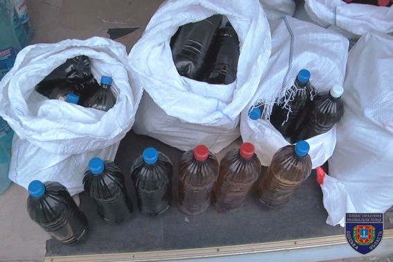 Преступники умышленно ввели в обращение на рынок Украины опасную алкогольную продукцию. Фото: полиция