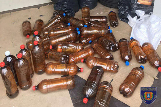 Преступники умышленно ввели в обращение на рынок Украины опасную алкогольную продукцию. Фото: полиция