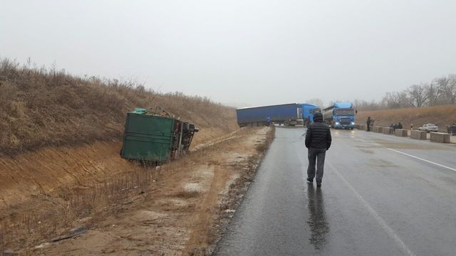 На трассе Киев-Харьков с дороги вылетел и опрокинулся грузовик, фото Николай