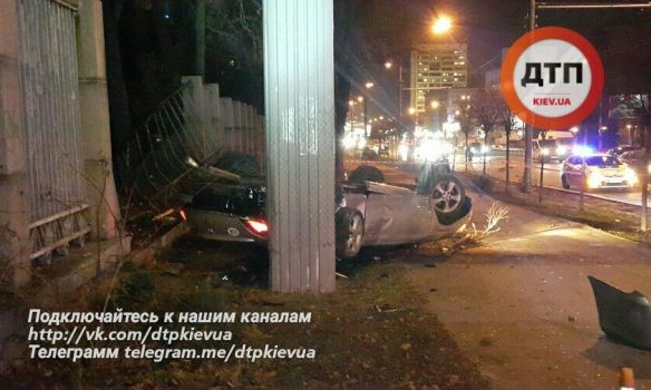 В Киеве автомобиль вылетел с дороги и врезался в забор зоопарка. Фото: ДТП.kiev.ua