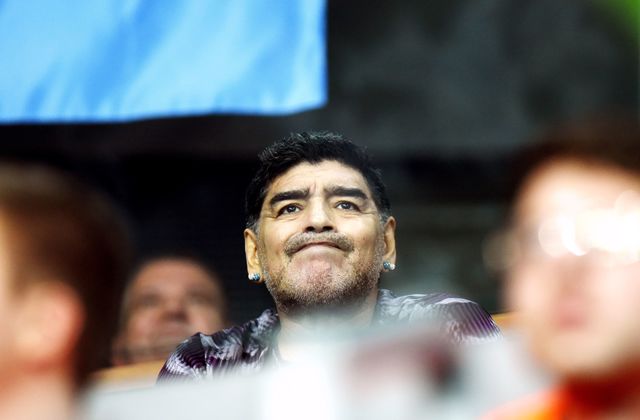Диего Марадона болеет за своих в Кубке Дэвиса. Фото AFP