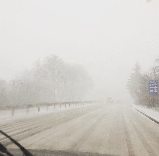 Львов и Львовскую область засыпало снегом, фото из соцсетей