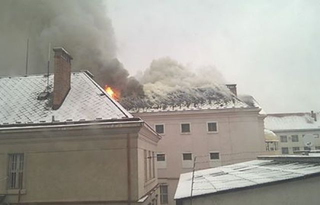 <p>На місці пожежі. Фото: mukachevo.net, соцмережі</p>