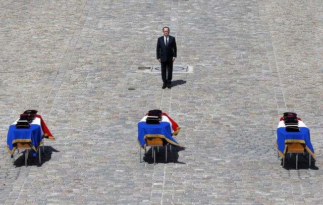 Олланд провів в останню путь французьких солдатів, які загинули в Малі. Квітень, 2016 рік. Фото: AFP