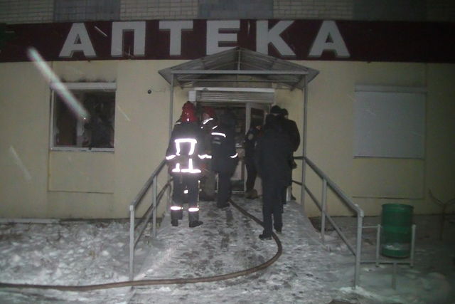 Огонь уничтожил аптеку. Фото: kharkiv.dsns.gov.ua