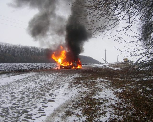 <p><span>У Черкаській області спалахнуло авто. Фото: ДСНС</span></p>