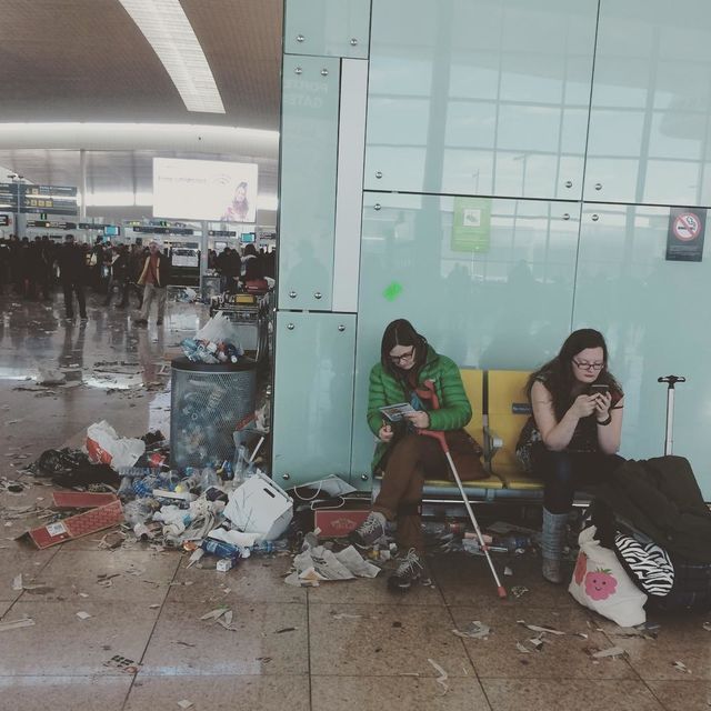 Последствия забастовка уборщиков в барселонском аэропорту. Фото: соцсети