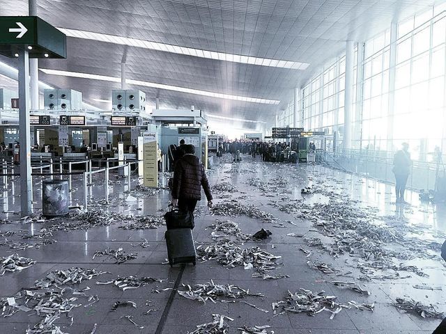 Последствия забастовка уборщиков в барселонском аэропорту. Фото: соцсети