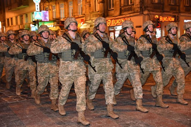 Военные готовятся к параду. Фото: facebook.com/tkachukpp