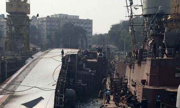 В Индии перевернулся фрегат ВМС. Фото: NDTV
