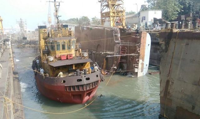 В Индии перевернулся фрегат ВМС. Фото: NDTV