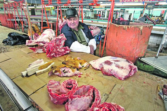 Мясник. Вениамин уже 10 лет работает на рынке | Фото: Александр Яремчук