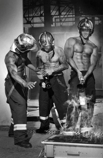 <p>Французькі пожежники знялися в сексуальній фотосесії для благодійного календаря на 2017 рік. Фото: Calendrier des Pompiers Sans Fronti&egrave;res 2017</p>