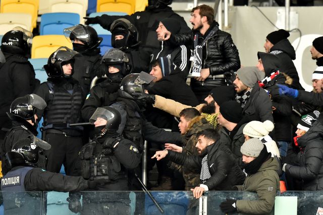 <p>Турецкие ультрас и укрианская полиция. Фото AFP</p>