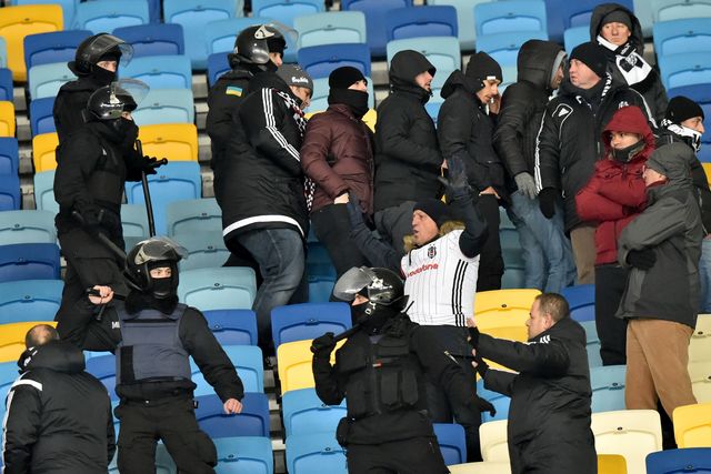 Турецкие ультрас и укрианская полиция. Фото AFP