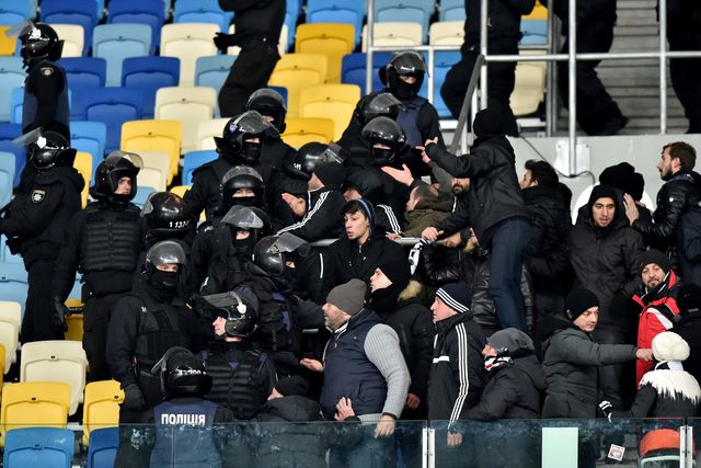 <p>Турецкие ультрас и укрианская полиция. Фото AFP</p>