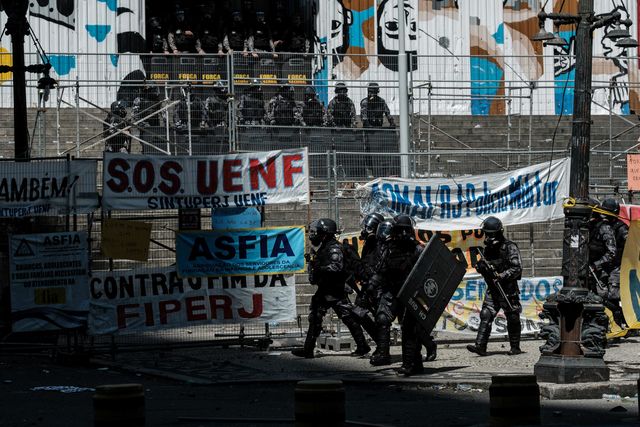 <p>Зіткнення в Ріо, фото AFP</p>