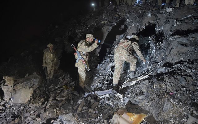 <p><span>Рятувальники знайшли тіла 46 загиблих під час аварії авіалайнера в Пакистані, фото AFP</span></p>