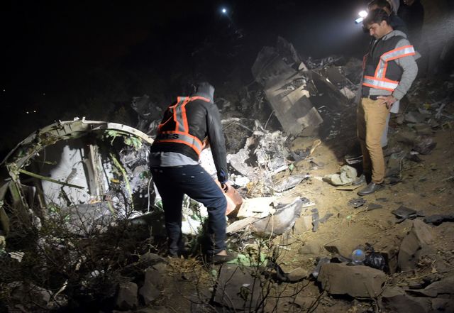 <p><span>Рятувальники знайшли тіла 46 загиблих під час аварії авіалайнера в Пакистані, фото AFP</span></p>