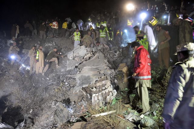 Спасатели нашли тела 46 погибших при крушении авиалайнера в Пакистане, фото AFP
